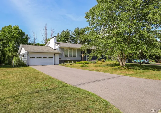 3rd image of 118 Colony Park Dr, Salina, NY 13088 | MLS# S1692866