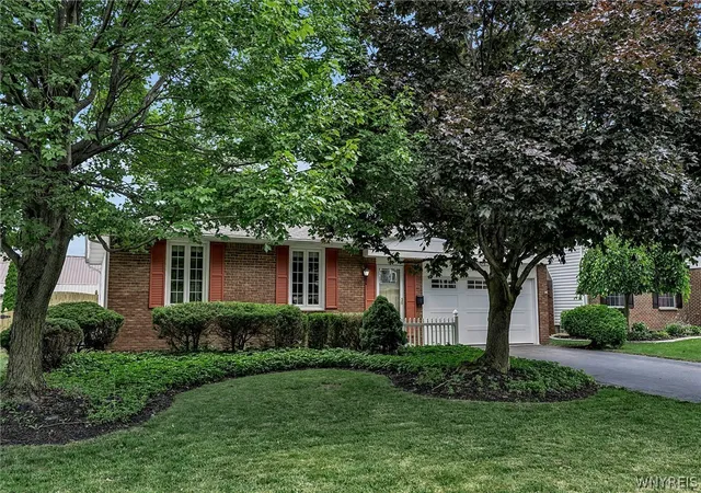 Homes for sale in Amherst, NY | 28 Bragg Ct, Amherst, NY 14221 | MLS# B1696689