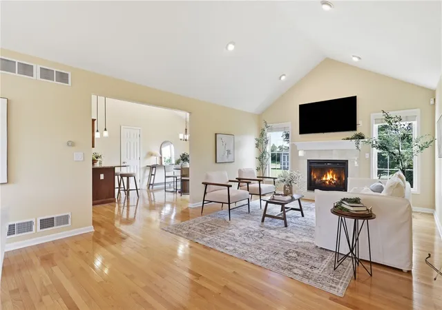 4th image of 1024 Pondbrook Pt, Webster, NY 14580 | MLS# R1693711