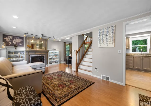 3rd image of 12 Davis Pl, New Hartford, NY 13413 | MLS# S1695153