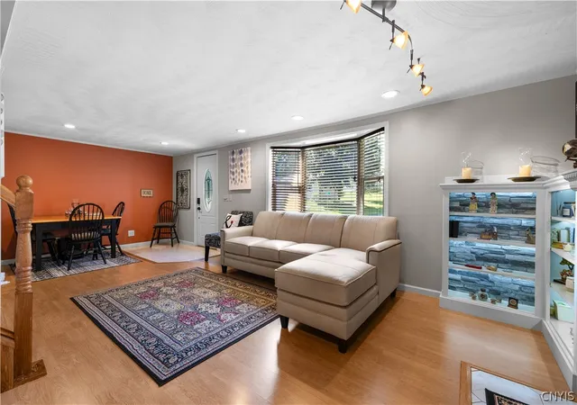 4th image of 12 Davis Pl, New Hartford, NY 13413 | MLS# S1695153