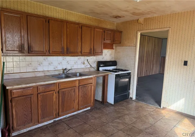 Photo 3 of Sale Pending at 35 Bakeman St, Fulton, NY 13069 | MLS# S1697432 | Listing updated on 2026-07-29