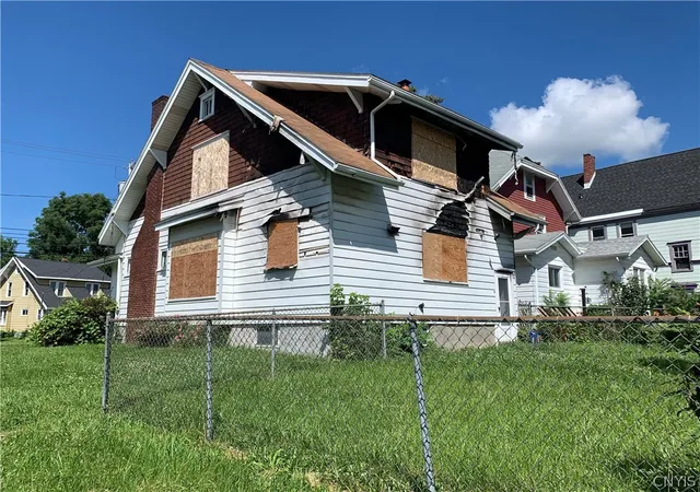 Photo 4 of Sale Pending at 2119 Grant Blvd, Syracuse, NY 13208 | MLS# S1697119 | Listing updated on 2026-07-15