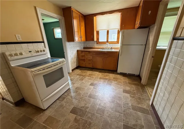 2nd image of 889 Oliver St, North Tonawanda, NY 14120 | MLS# B1697311