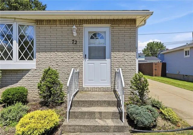3rd image of 72 E Cherbourg Dr, Buffalo, NY 14227 | MLS# B1697182