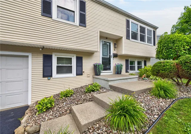 Photo 2 of Sale Pending at 18 Aldrich Dr, Palmyra, NY 14522 | MLS# R1696644 | Listing updated on 2026-07-21