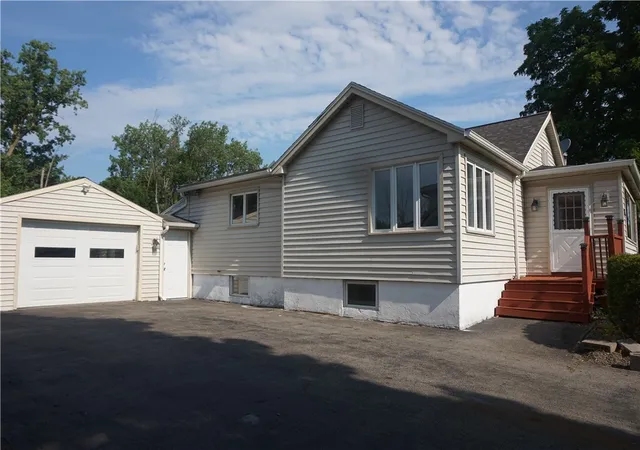 Photo 4 of Sale Pending at 25 Beechwood Dr, Rochester, NY 14606 | MLS# R1697528 | Listing updated on 2026-08-04
