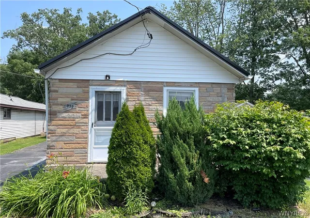 2nd image of 959 Erie Ave Ave, North Tonawanda, NY 14120 | MLS# B1697613