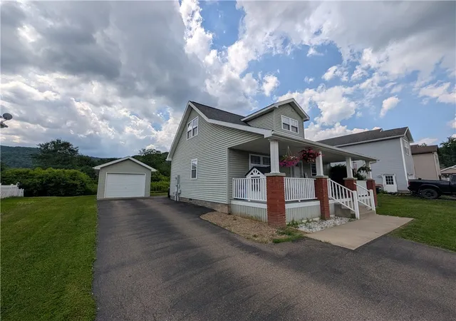 Photo 3 of Single family home for sale at 208 N Onofrio St, Bradford, PA 16701 | MLS# R1697639 | Listing updated on 2026-08-04