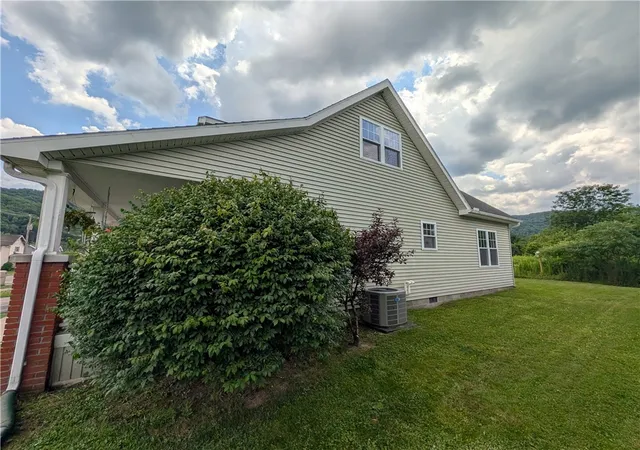 Photo 4 of Single family home for sale at 208 N Onofrio St, Bradford, PA 16701 | MLS# R1697639 | Listing updated on 2026-08-04
