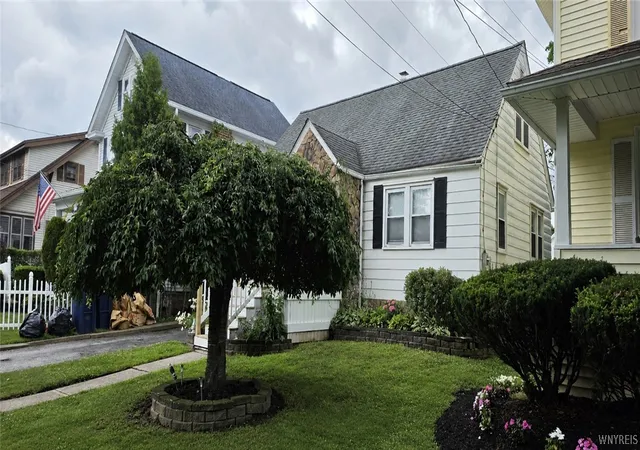 2nd image of 39 Grove Ave, Lockport, NY 14094 | MLS# B1696661