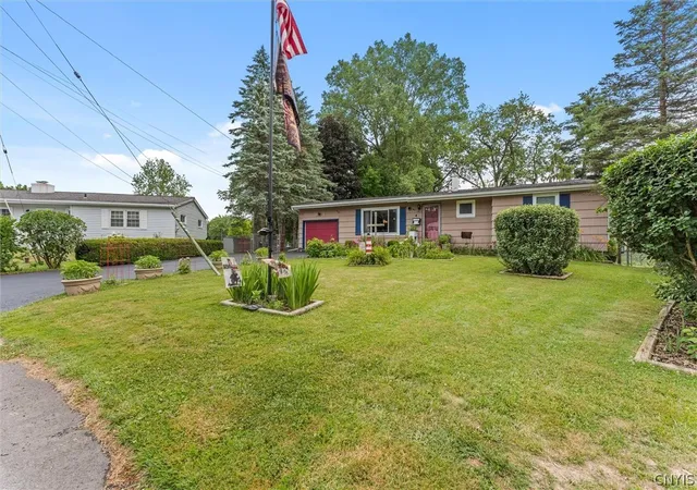 Photo 4 of Sale Pending at 4 Apple Tree Ln, Liverpool, NY 13090 | MLS# S1697249 | Listing updated on 2026-07-15