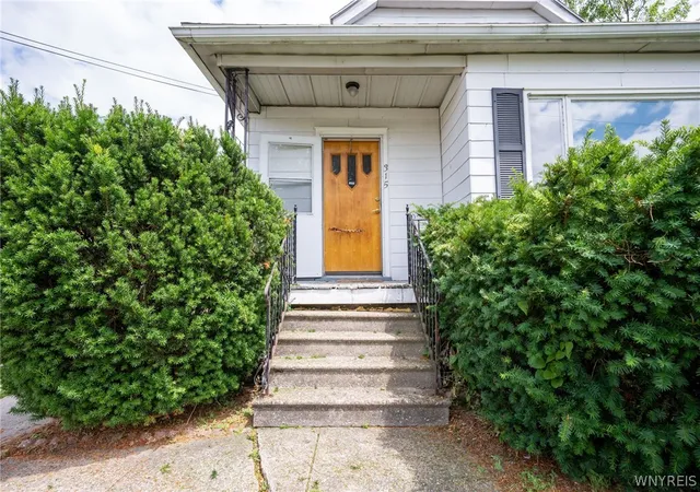 Homes for sale in Tonawanda, NY | 315 Grandview Ave, Tonawanda, NY 14223 | MLS# B1697659