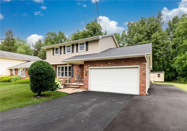 2nd image of 377 Brentwood Dr, Youngstown, NY 14174 | MLS# B1696555