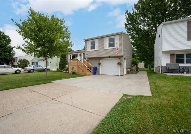 Photo 3 of Sale Pending at 4252 Glenwillow Dr, Hamburg, NY 14075 | MLS# B1696132 | Listing updated on 2026-07-31