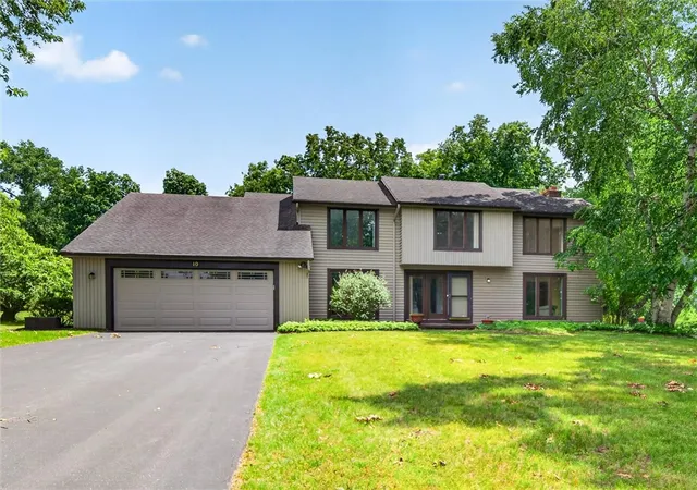 Homes for sale in Perinton, NY | 10 Burnley Rise, Perinton, NY 14534 | MLS# R1689566