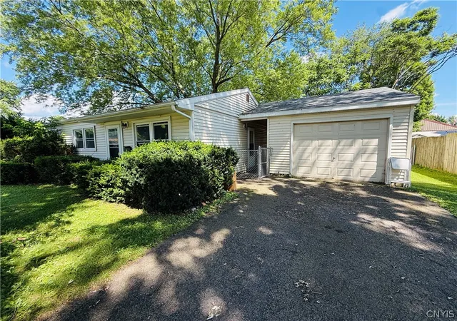Photo 5 of Sale Pending at 5 Woodcrest Dr, Cortland, NY 13045 | MLS# S1697835 | Listing updated on 2026-07-29