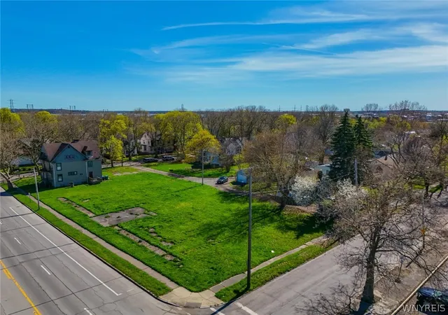 3rd image of 39 Hyde Park Blvd, Niagara Falls, NY 14303 | MLS# B1697210