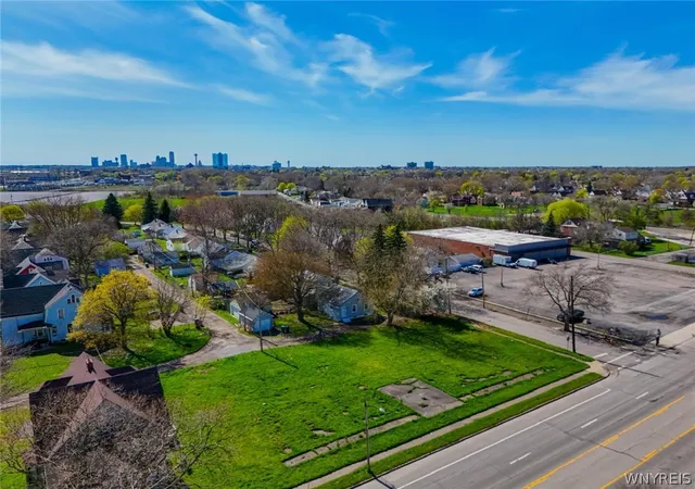 4th image of 39 Hyde Park Blvd, Niagara Falls, NY 14303 | MLS# B1697210