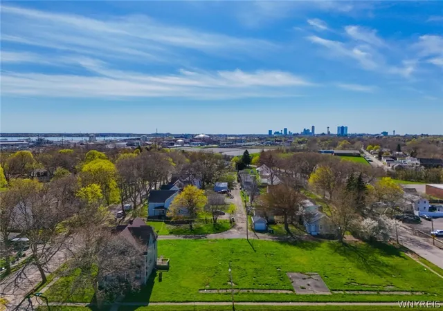 5th image of 39 Hyde Park Blvd, Niagara Falls, NY 14303 | MLS# B1697210