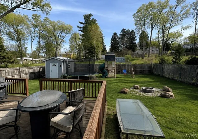 2nd image of 15 Woodlawn Ave E, Utica, NY 13501 | MLS# S1697833