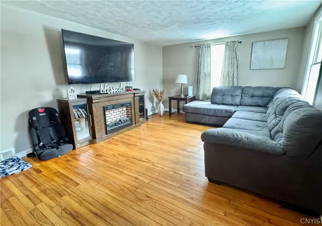 3rd image of 15 Woodlawn Ave E, Utica, NY 13501 | MLS# S1697833