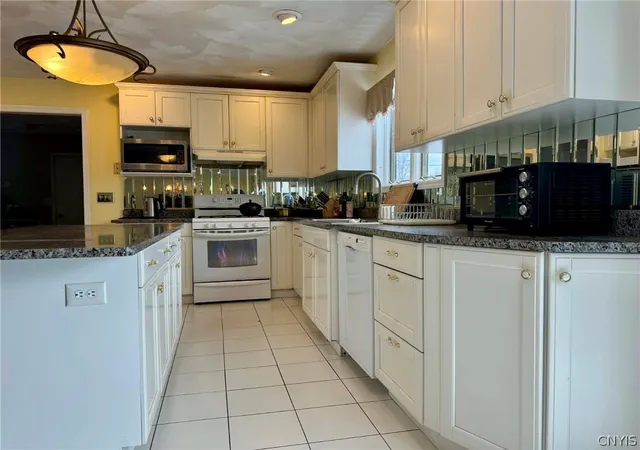 2nd image of 1 Higby Hills Dr, New Hartford, NY 13413 | MLS# S1697892
