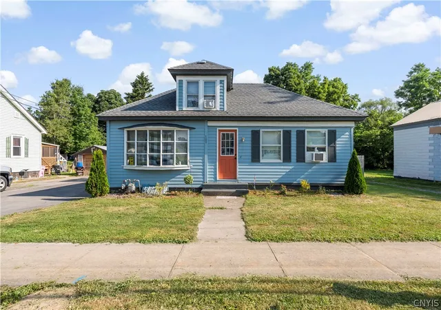 Photo 3 of Single family home for sale at 122 Genesee St, Canastota, NY 13032 | MLS# S1697940 | Listing updated on 2026-07-27