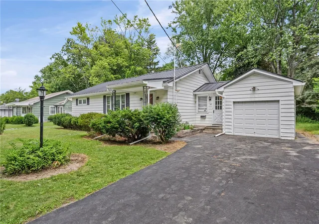 2nd image of 40 Ramblewood Dr, North Chili, NY 14514 | MLS# R1698048