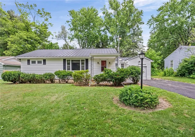 3rd image of 40 Ramblewood Dr, North Chili, NY 14514 | MLS# R1698048