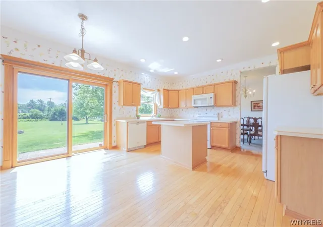 5th image of 8 Sunset Creek Dr, West Seneca, NY 14224 | MLS# B1695244