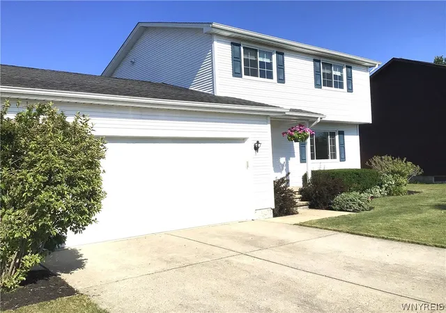 Photo 3 of Sale Pending at 6377 Mayflower Ln, Lake View, NY 14085 | MLS# B1698102 | Listing updated on 2026-07-30