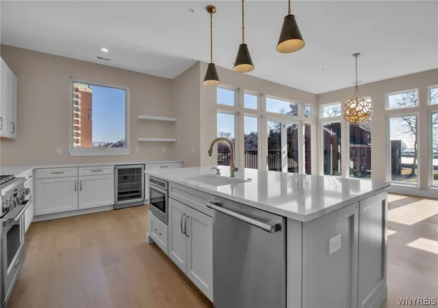 3rd image of 272 Lakefront Blvd, Buffalo, NY 14202 | MLS# B1698258