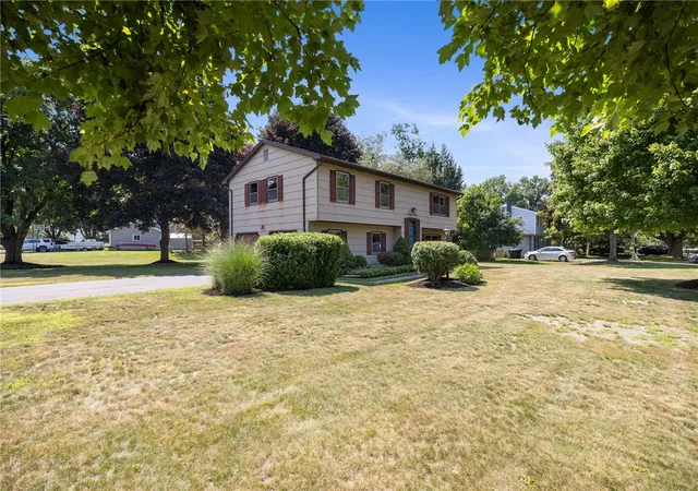 3rd image of 27 Carriage Ct, Pittsford, NY 14534 | MLS# R1697433