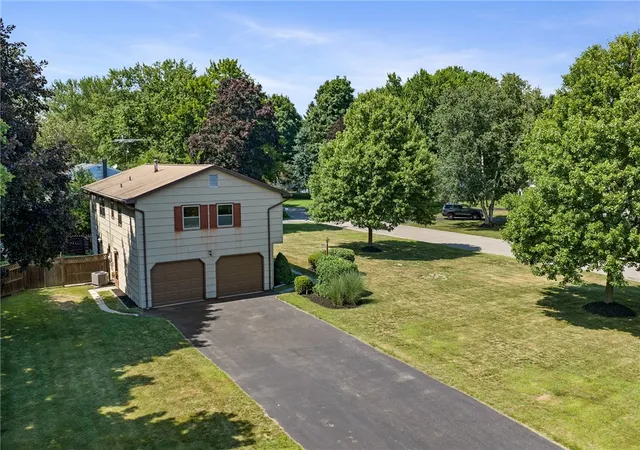 4th image of 27 Carriage Ct, Pittsford, NY 14534 | MLS# R1697433