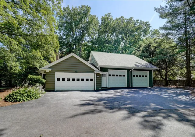 2nd image of 82 Washington Rd, Pittsford, NY 14534 | MLS# R1697357