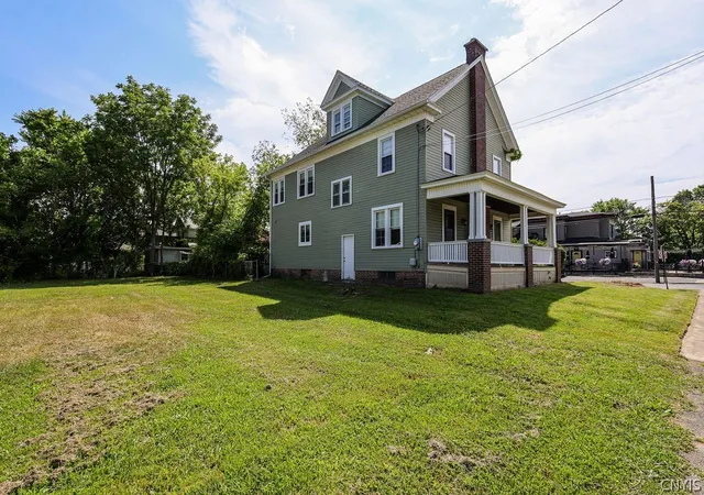 Photo 4 of Sale Pending at 400 Avery Ave, Syracuse, NY 13204 | MLS# S1690945 | Listing updated on 2026-07-17