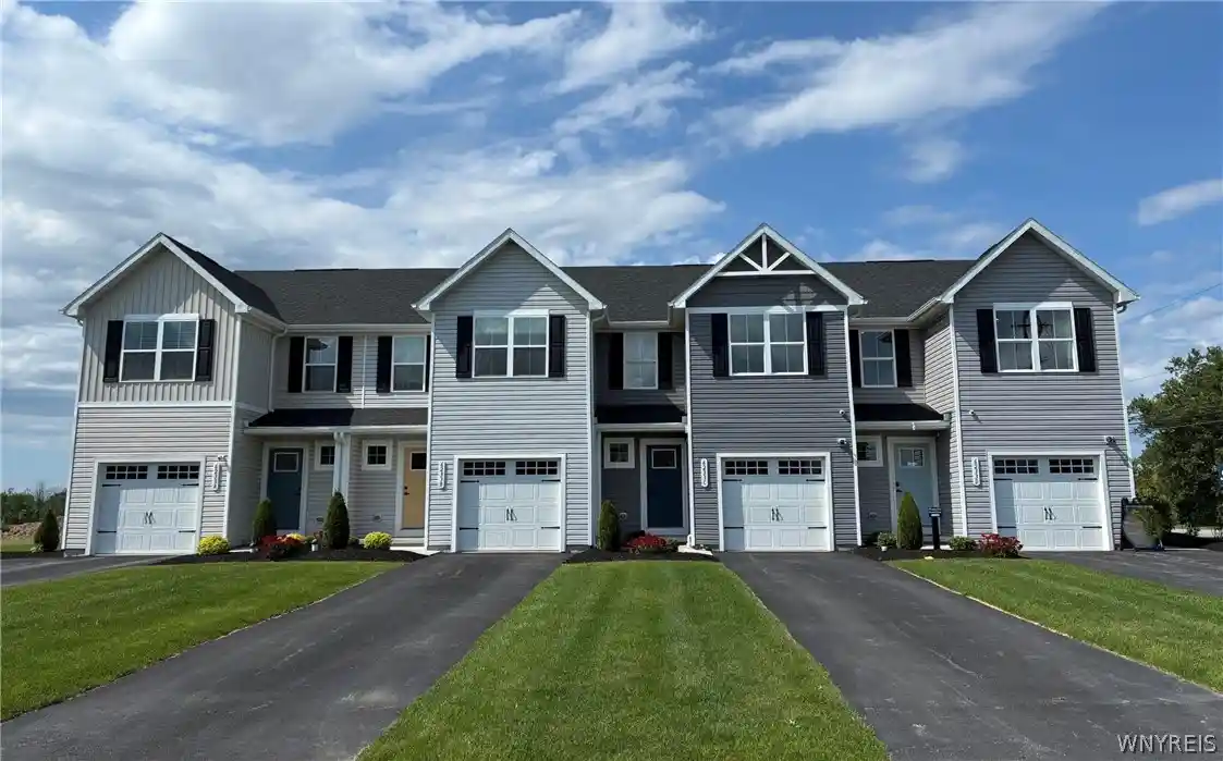 Photo 1 of Sale Pending at 6233 Thornden Park Dr, Lockport Town, NY 14094 | MLS# B1698436 | Listing updated on 2026-09-17