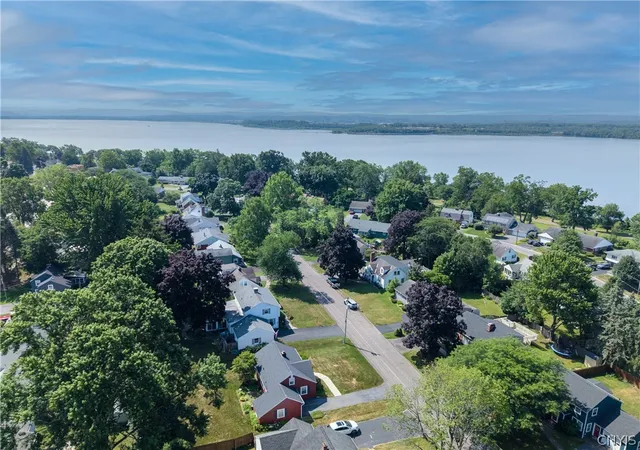 2nd image of 118 Iroquois Ln, Liverpool, NY 13088 | MLS# S1698421