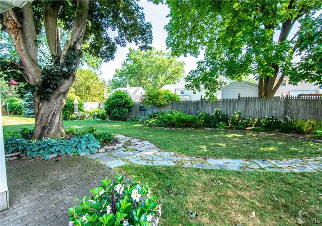 3rd image of 118 Iroquois Ln, Liverpool, NY 13088 | MLS# S1698421