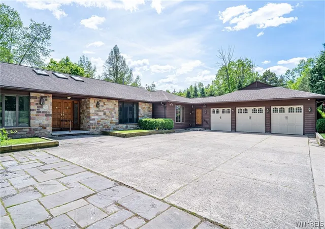 2nd image of 45 Red Wing Ct, East Amherst, NY 14051 | MLS# B1682030