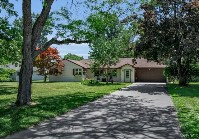 1st image of 17 Highland Dr, East Aurora, NY 14052 | MLS# B1698604