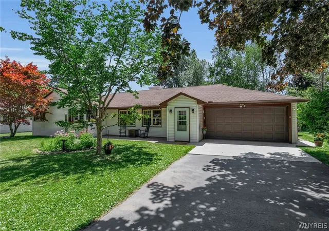 2nd image of 17 Highland Dr, East Aurora, NY 14052 | MLS# B1698604