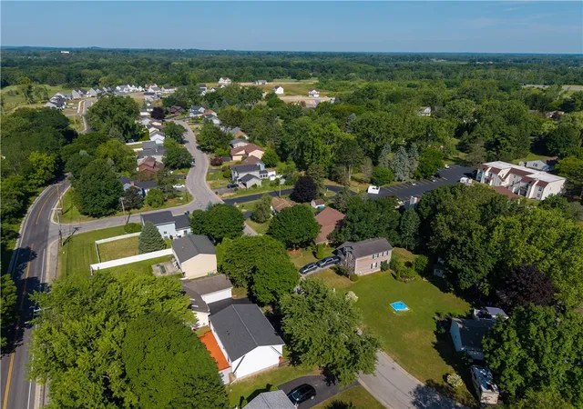 3rd image of 13 Trillium Ln, West Henrietta, NY 14586 | MLS# R1696338
