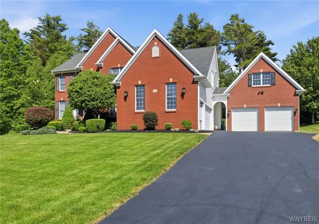 1st image of 5 Kingfisher Ct, Orchard Park, NY 14127 | MLS# B1698728
