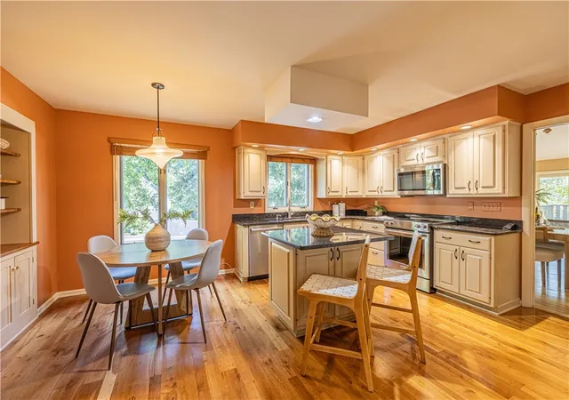 2nd image of 21 Woodbury Wy, Fairport, NY 14450 | MLS# R1694996