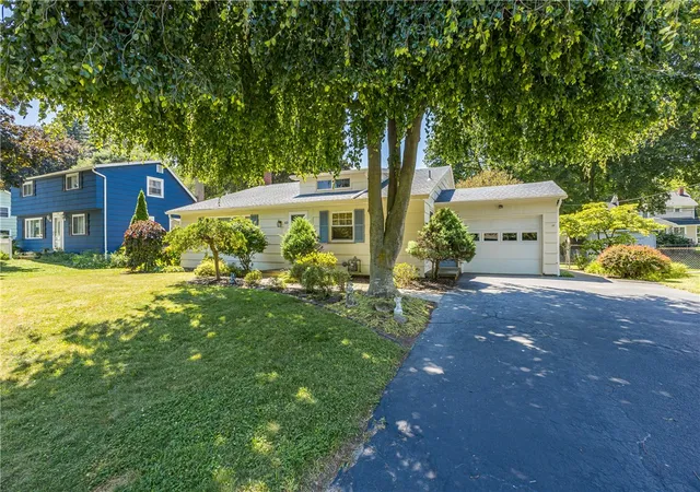 Photo 3 of Sale Pending at 40 Caroline Dr, Rochester, NY 14624 | MLS# R1697396 | Listing updated on 2026-07-30