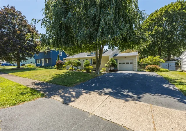 Photo 3 of Sale Pending at 40 Caroline Dr, Rochester, NY 14624 | MLS# R1697396 | Listing updated on 2026-07-30