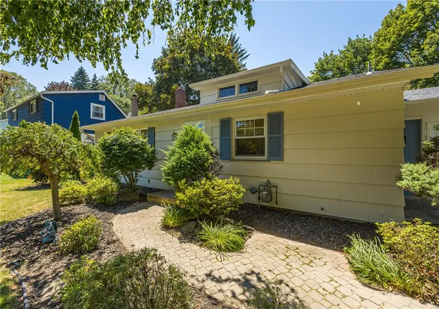 Photo 4 of Sale Pending at 40 Caroline Dr, Rochester, NY 14624 | MLS# R1697396 | Listing updated on 2026-07-30