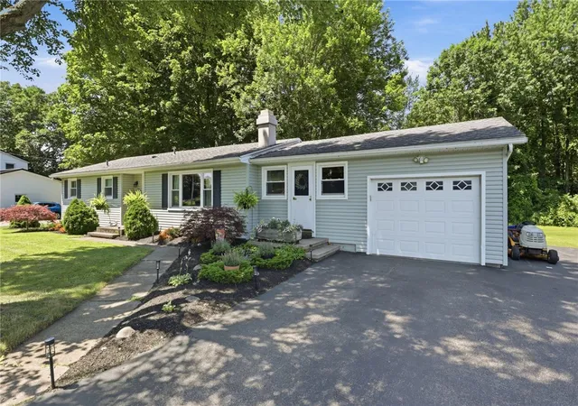 3rd image of 5 Ronald Cir, Spencerport, NY 14559 | MLS# R1698822
